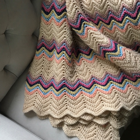 Large Baby Scalloped Crochet Blanket- Easter Color - Picture 3 of 7